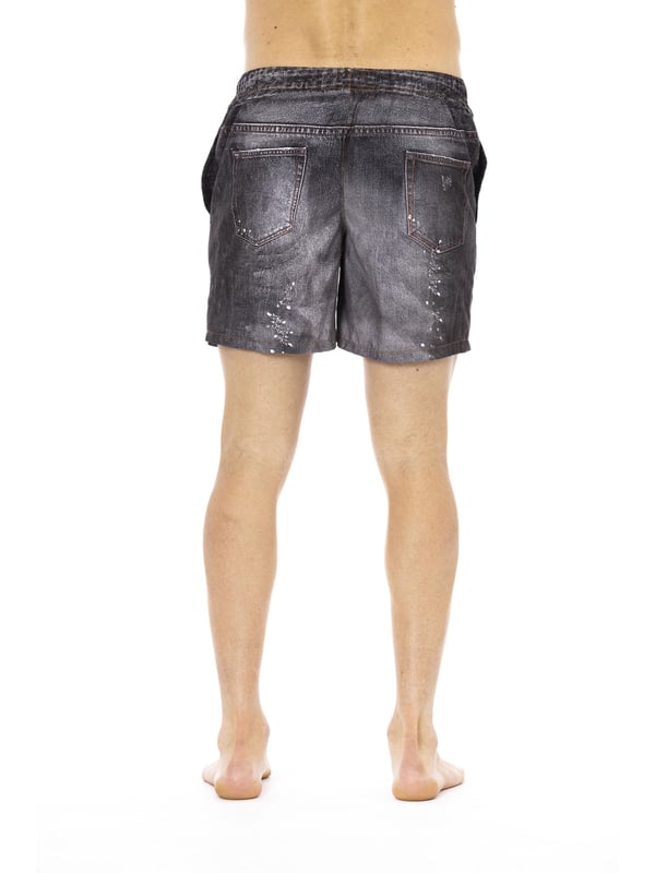 Strandshorts mit Aufdruck. Seitentaschen. Elastischer Bund mit Kordelzug.