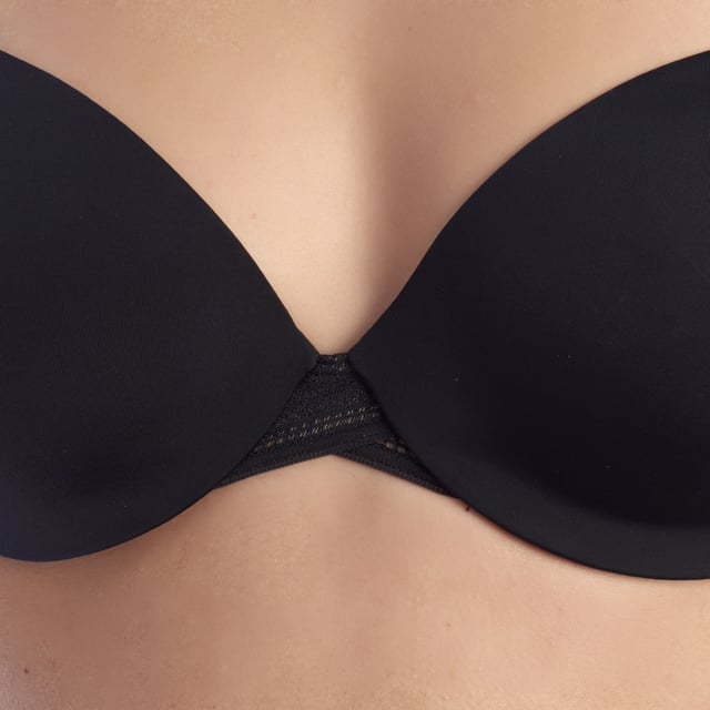 Dieser BH ist die perfekte Kombination aus Stil und Komfort für den Alltag. Entwickelt, um die Weiblichkeit dezent zu betonen, bietet es optimalen Halt, ohne auf Ästhetik zu verzichten.

 Einzelheiten:

 - Elegantes und feminines Design.
 - Polsterung für Erhöhung und Unterstützung.
 - Tiefer Ausschnitt.
 - Körbchen mit Stützkraft und Bügeln.
 - Bequeme Passform.
 - Vollständig verstellbare Träger.
 - Abgerundet mit einem hübschen Spitzenband.
 - Haken- und Ösenverschluss.

 Dieser BH ist eine anspruchsvolle Wahl für Frauen, die die Kombination aus Komfort und Stil schätzen.
 Komposition: 71 % Polyamid, 17 % Elastan, 10 % Polyester, 2 % Baumwolle
 Pflege:
- Handwäsche.
 - Verwenden Sie ein mildes Reinigungsmittel.
 - Benutzen Sie keinen Trockner.