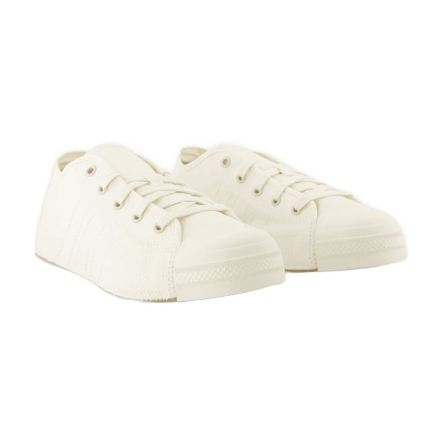 Colores: Blanco - Blanc. Material principal: piel de becerro ante con efecto rejilla. Piel de becerro lisa. Cierre: cordones en la parte superior. Forma de la punta: redonda. Cómo elegir la talla: fiel a la talla - Talla: US.