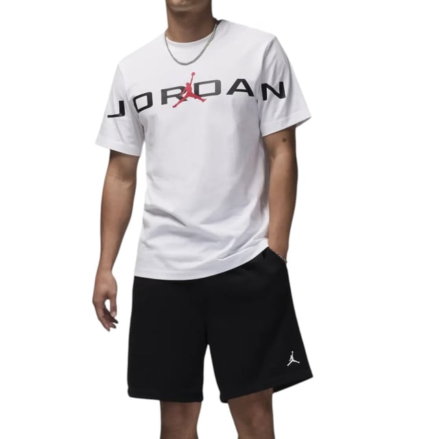 Soft cotton and extra-large graphics? Now that's a winning combo. Crafted from midweight cotton, this classic tee has a comfy feel that's ideal for everyday wear