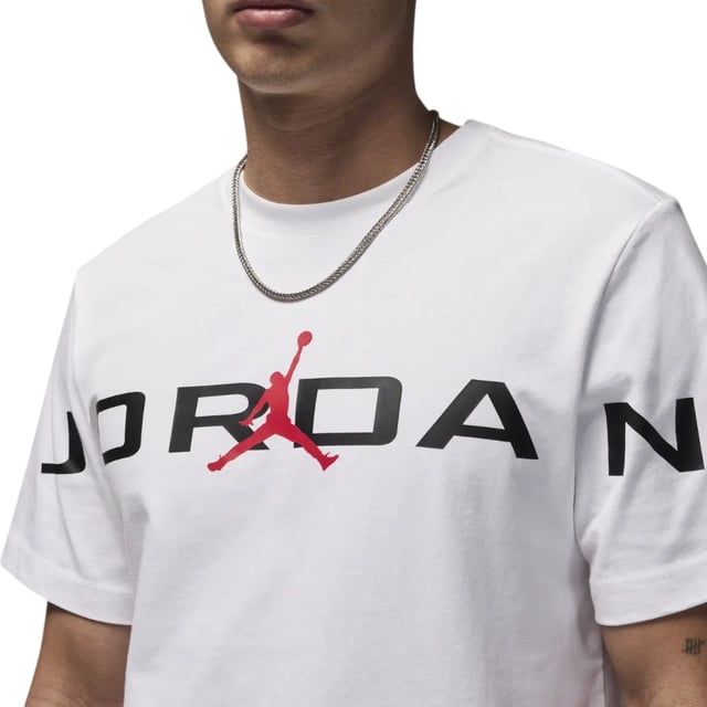 Soft cotton and extra-large graphics? Now that's a winning combo. Crafted from midweight cotton, this classic tee has a comfy feel that's ideal for everyday wear