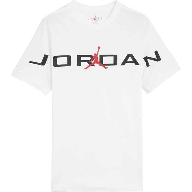 Soft cotton and extra-large graphics? Now that's a winning combo. Crafted from midweight cotton, this classic tee has a comfy feel that's ideal for everyday wear