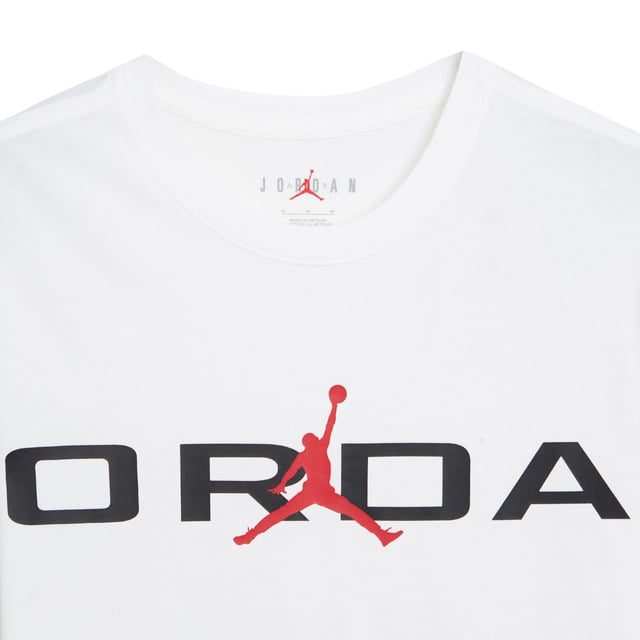 Soft cotton and extra-large graphics? Now that's a winning combo. Crafted from midweight cotton, this classic tee has a comfy feel that's ideal for everyday wear