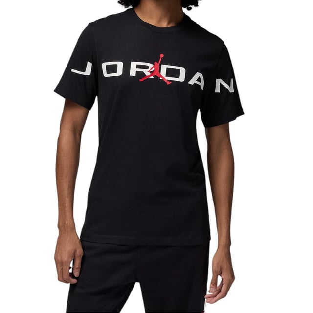 Soft cotton and extra-large graphics? Now that's a winning combo. Crafted from midweight cotton, this classic tee has a comfy feel that's ideal for everyday wear.