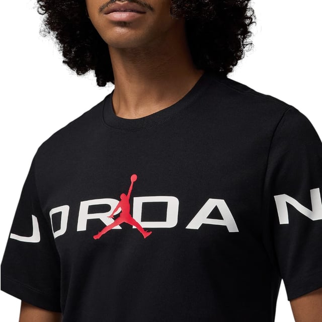 Soft cotton and extra-large graphics? Now that's a winning combo. Crafted from midweight cotton, this classic tee has a comfy feel that's ideal for everyday wear.