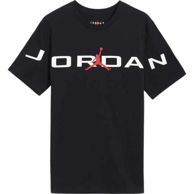 Soft cotton and extra-large graphics? Now that's a winning combo. Crafted from midweight cotton, this classic tee has a comfy feel that's ideal for everyday wear.