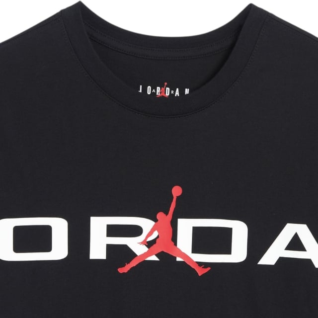 Soft cotton and extra-large graphics? Now that's a winning combo. Crafted from midweight cotton, this classic tee has a comfy feel that's ideal for everyday wear.