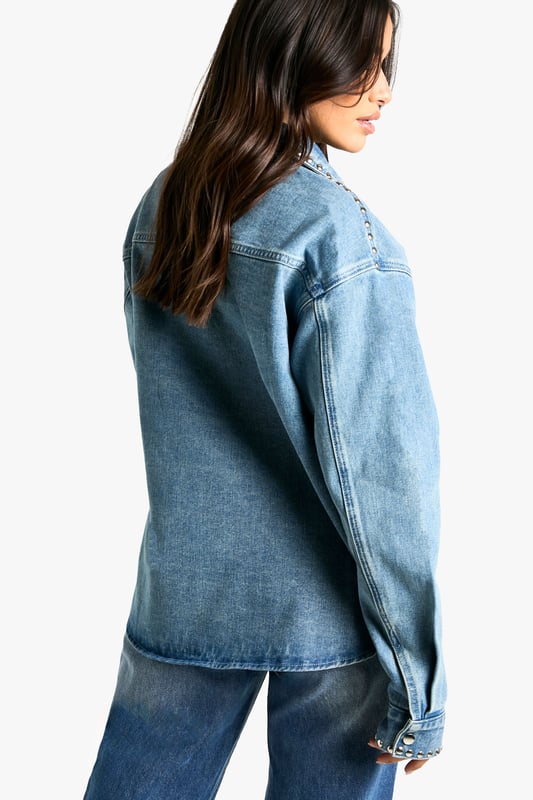 Oversized fit for a relaxed, on-trend silhouette
        Studded detailing adds an edgy, rock-inspired touch
        Chest pockets with stud-trimmed flaps for added style and functionality
        Long sleeves with buttoned cuffs for versatile wear
        Classic collar and button-down front for a timeless denim look
    
    Make a bold statement with this Tall Oversize Jeanshemd, perfect for the fashion-forward woman who loves to stand out. The oversized fit offers a contemporary twist on the classic denim shirt, while the eye-catching studded details add a touch of rock-chic glamour. Style this versatile piece for a range of casual occasions - pair it with wide-leg jeans and trainers for a cool, double-denim look, or throw it over a simple dress for an effortlessly stylish ensemble. For a more laid-back vibe, leave it unbuttoned over a crop top and high-waisted trousers. The shirt's adaptable nature makes it ideal for family gatherings, brunches with friends, or casual nights out. Its durable denim fabric ensures comfort and longevity, making it a wardrobe staple that you'll reach for time and time again. Embrace the oversized trend and let this studded denim shirt become your go-to piece for effortless, eye-catching style.
