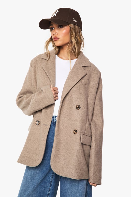 Wrap up in the latest coats and jackets and get out-there with your outerwearBreathe life into your new season layering with the latest coats and jackets from boohoo. Supersize your silhouette in a padded jacket, stick to sporty styling with a bomber, or protect yourself from the elements in a plastic raincoat. For a more luxe layering piece, faux fur coats come in fondant shades and longline duster coats give your look an androgynous edge.