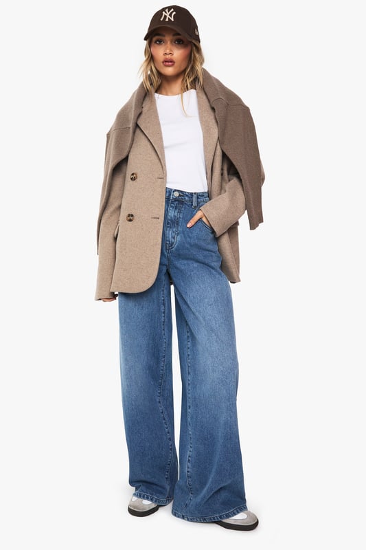Wrap up in the latest coats and jackets and get out-there with your outerwearBreathe life into your new season layering with the latest coats and jackets from boohoo. Supersize your silhouette in a padded jacket, stick to sporty styling with a bomber, or protect yourself from the elements in a plastic raincoat. For a more luxe layering piece, faux fur coats come in fondant shades and longline duster coats give your look an androgynous edge.