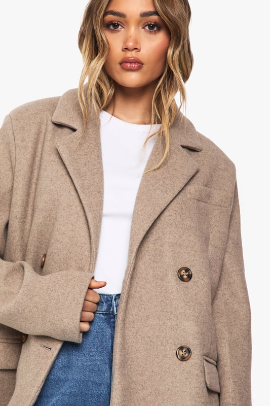 Wrap up in the latest coats and jackets and get out-there with your outerwearBreathe life into your new season layering with the latest coats and jackets from boohoo. Supersize your silhouette in a padded jacket, stick to sporty styling with a bomber, or protect yourself from the elements in a plastic raincoat. For a more luxe layering piece, faux fur coats come in fondant shades and longline duster coats give your look an androgynous edge.