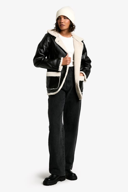 Hooded design for added warmth and style
        Cosy borg lining for superior insulation
        Contrasting trim detailing for a chic look
        Practical front pockets for convenience
        Versatile button-up front closure
    
    Make a bold statement this season with our Tall Kunstleder-Mantel mit Borg-Futter und Kapuze. This striking coat combines edgy style with practical comfort, perfect for the fashion-forward Boohoo girl. The contrasting borg lining not only adds a trendy touch but also ensures you stay snug during chilly days. Style it over a simple white tee and wide-leg trousers for a casual yet put-together look, as seen on our model. For a night out with friends, pair it with a mini dress and chunky boots to create an outfit that's sure to turn heads. The versatile nature of this coat makes it suitable for various casual occasions, from impromptu coffee dates to laid-back family gatherings. Its tall fit ensures a flattering silhouette for those blessed with height, while the practical hood and pockets add functionality to its fashionable design. Embrace the latest trends and stay cosy in style with this must-have piece from Boohoo.