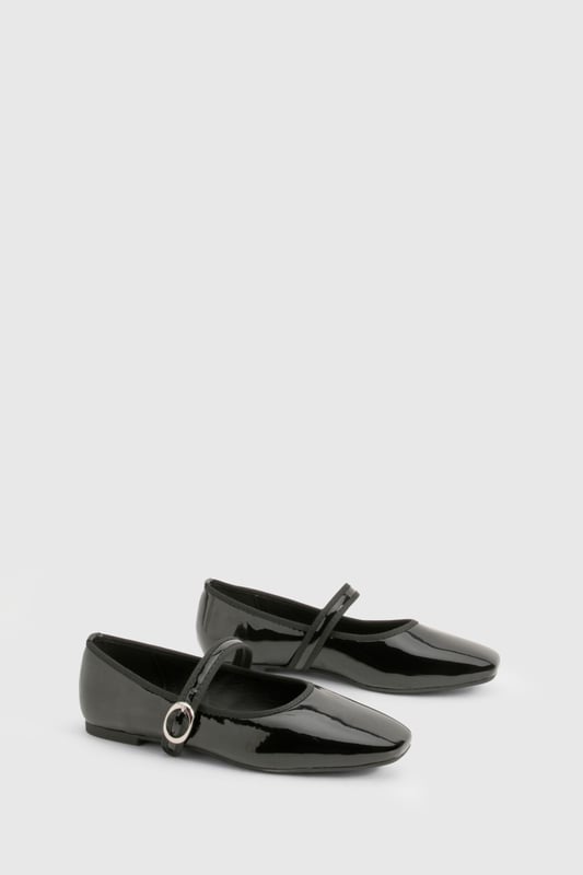 Sleek patent finish for a glossy look
        Adjustable strap with silver-tone buckle detail
        Square toe design for a modern touch
        Flat heel measuring between 0 and 2cm for all-day comfort
        Versatile style suitable for various casual occasions
    
    Step out in style with these chic lack-ballerinas from Boohoo. Perfect for the fashion-forward woman who values both trend and comfort, these flats offer a contemporary twist on a classic design. The patent finish adds a touch of sophistication, making them ideal for casual outings or relaxed office environments. Pair them with cropped trousers and a crisp white shirt for a polished daytime look, or team with a flowy sundress for a laid-back weekend ensemble. The adjustable strap ensures a secure fit, while the flat heel provides the comfort needed for long days out and about. Whether you're heading to a family gathering or meeting friends for brunch, these versatile ballerinas will keep you looking effortlessly stylish from morning to night.