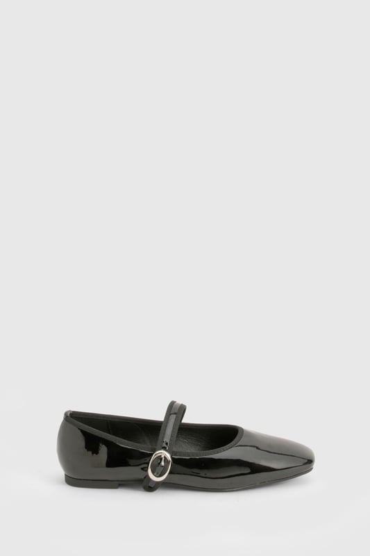 Sleek patent finish for a glossy look
        Adjustable strap with silver-tone buckle detail
        Square toe design for a modern touch
        Flat heel measuring between 0 and 2cm for all-day comfort
        Versatile style suitable for various casual occasions
    
    Step out in style with these chic lack-ballerinas from Boohoo. Perfect for the fashion-forward woman who values both trend and comfort, these flats offer a contemporary twist on a classic design. The patent finish adds a touch of sophistication, making them ideal for casual outings or relaxed office environments. Pair them with cropped trousers and a crisp white shirt for a polished daytime look, or team with a flowy sundress for a laid-back weekend ensemble. The adjustable strap ensures a secure fit, while the flat heel provides the comfort needed for long days out and about. Whether you're heading to a family gathering or meeting friends for brunch, these versatile ballerinas will keep you looking effortlessly stylish from morning to night.