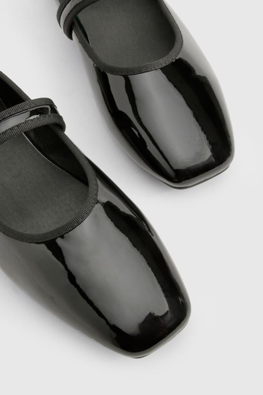 Sleek patent finish for a glossy look
        Adjustable strap with silver-tone buckle detail
        Square toe design for a modern touch
        Flat heel measuring between 0 and 2cm for all-day comfort
        Versatile style suitable for various casual occasions
    
    Step out in style with these chic lack-ballerinas from Boohoo. Perfect for the fashion-forward woman who values both trend and comfort, these flats offer a contemporary twist on a classic design. The patent finish adds a touch of sophistication, making them ideal for casual outings or relaxed office environments. Pair them with cropped trousers and a crisp white shirt for a polished daytime look, or team with a flowy sundress for a laid-back weekend ensemble. The adjustable strap ensures a secure fit, while the flat heel provides the comfort needed for long days out and about. Whether you're heading to a family gathering or meeting friends for brunch, these versatile ballerinas will keep you looking effortlessly stylish from morning to night.
