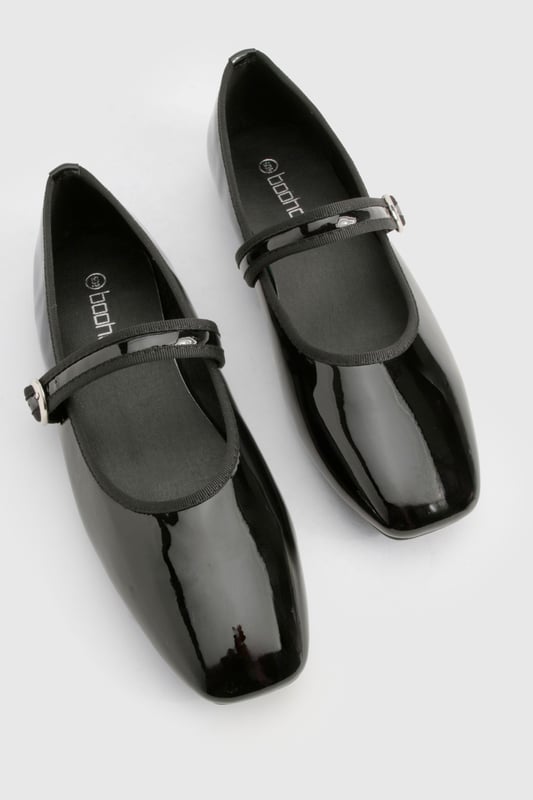 Sleek patent finish for a glossy look
        Adjustable strap with silver-tone buckle detail
        Square toe design for a modern touch
        Flat heel measuring between 0 and 2cm for all-day comfort
        Versatile style suitable for various casual occasions
    
    Step out in style with these chic lack-ballerinas from Boohoo. Perfect for the fashion-forward woman who values both trend and comfort, these flats offer a contemporary twist on a classic design. The patent finish adds a touch of sophistication, making them ideal for casual outings or relaxed office environments. Pair them with cropped trousers and a crisp white shirt for a polished daytime look, or team with a flowy sundress for a laid-back weekend ensemble. The adjustable strap ensures a secure fit, while the flat heel provides the comfort needed for long days out and about. Whether you're heading to a family gathering or meeting friends for brunch, these versatile ballerinas will keep you looking effortlessly stylish from morning to night.