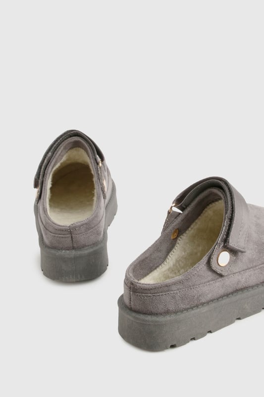 Cosy mule design for ultimate comfort
        Flat heel between 0 and 2cm for easy wear
        Soft, plush upper material for a luxurious feel
        Sturdy sole with textured grip for stability
        Decorative button detail adds a stylish touch
    
    Step into a world of comfort and style with these irresistibly cosy mules from Boohoo. Perfect for those lazy days at home or casual outings, these slip-ons offer the ideal blend of comfort and fashion-forward design. The plush upper material envelops your feet in warmth, while the flat heel ensures all-day wearability. Style these versatile mules with your favourite loungewear for a relaxed day in, or pair them with cropped jeans and an oversized jumper for a chic, off-duty look. Whether you're popping to the shops or meeting friends for a casual brunch, these mules will keep you looking effortlessly stylish and feeling utterly comfortable. The subtle button detail adds a touch of elegance, making these the perfect choice for those who appreciate both comfort and understated sophistication in their footwear.