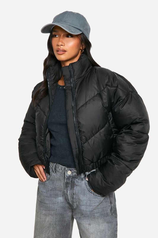 Cropped puffer jacket with funnel neck design
        Quilted chevron pattern for added texture
        Full-length zip closure for easy wear
        Relaxed fit with dropped shoulders for a trendy silhouette
        Versatile piece suitable for layering in various seasons
    
    This petite steppjacke is the perfect addition to your casual wardrobe, offering both style and practicality. The cropped length and funnel neck create a contemporary look that's ideal for the fashion-forward woman. Layer it over a slim-fit jumper and pair with wide-leg jeans and trainers for an effortlessly cool ensemble. The relaxed fit allows for easy movement, making it suitable for various casual occasions, from weekend brunches to family gatherings. Its versatility shines through as it can be styled with both casual and slightly dressier outfits. For a night out with friends, throw it over a bodycon dress and ankle boots. The jacket's ability to transition between seasons makes it a wardrobe staple, offering warmth without bulk. Embrace the latest trends while staying cosy in this must-have piece from Boohoo.