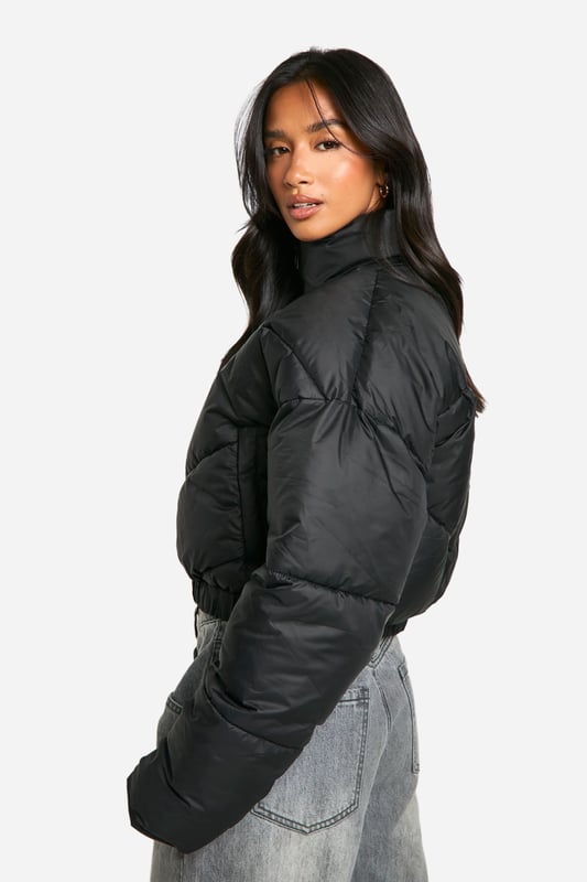 Cropped puffer jacket with funnel neck design
        Quilted chevron pattern for added texture
        Full-length zip closure for easy wear
        Relaxed fit with dropped shoulders for a trendy silhouette
        Versatile piece suitable for layering in various seasons
    
    This petite steppjacke is the perfect addition to your casual wardrobe, offering both style and practicality. The cropped length and funnel neck create a contemporary look that's ideal for the fashion-forward woman. Layer it over a slim-fit jumper and pair with wide-leg jeans and trainers for an effortlessly cool ensemble. The relaxed fit allows for easy movement, making it suitable for various casual occasions, from weekend brunches to family gatherings. Its versatility shines through as it can be styled with both casual and slightly dressier outfits. For a night out with friends, throw it over a bodycon dress and ankle boots. The jacket's ability to transition between seasons makes it a wardrobe staple, offering warmth without bulk. Embrace the latest trends while staying cosy in this must-have piece from Boohoo.