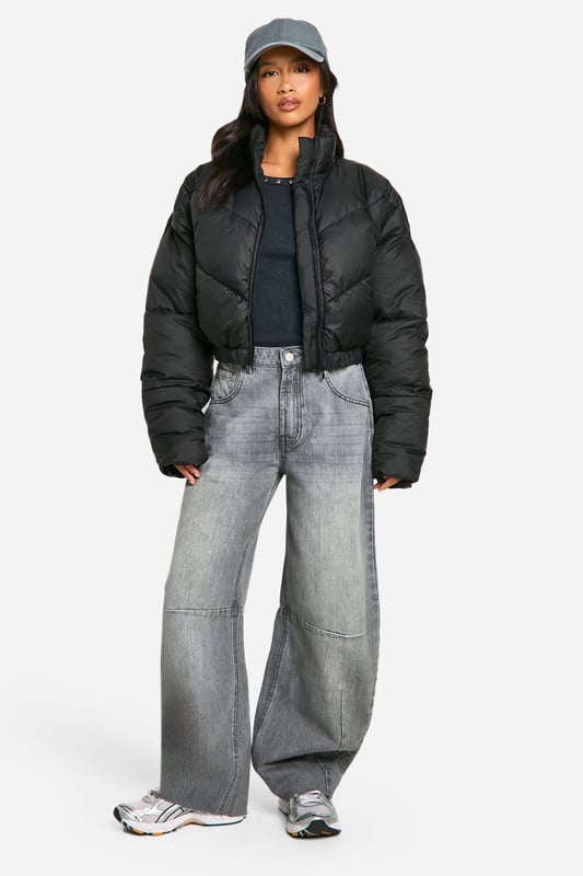 Cropped puffer jacket with funnel neck design
        Quilted chevron pattern for added texture
        Full-length zip closure for easy wear
        Relaxed fit with dropped shoulders for a trendy silhouette
        Versatile piece suitable for layering in various seasons
    
    This petite steppjacke is the perfect addition to your casual wardrobe, offering both style and practicality. The cropped length and funnel neck create a contemporary look that's ideal for the fashion-forward woman. Layer it over a slim-fit jumper and pair with wide-leg jeans and trainers for an effortlessly cool ensemble. The relaxed fit allows for easy movement, making it suitable for various casual occasions, from weekend brunches to family gatherings. Its versatility shines through as it can be styled with both casual and slightly dressier outfits. For a night out with friends, throw it over a bodycon dress and ankle boots. The jacket's ability to transition between seasons makes it a wardrobe staple, offering warmth without bulk. Embrace the latest trends while staying cosy in this must-have piece from Boohoo.