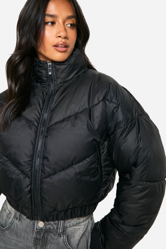 Cropped puffer jacket with funnel neck design
        Quilted chevron pattern for added texture
        Full-length zip closure for easy wear
        Relaxed fit with dropped shoulders for a trendy silhouette
        Versatile piece suitable for layering in various seasons
    
    This petite steppjacke is the perfect addition to your casual wardrobe, offering both style and practicality. The cropped length and funnel neck create a contemporary look that's ideal for the fashion-forward woman. Layer it over a slim-fit jumper and pair with wide-leg jeans and trainers for an effortlessly cool ensemble. The relaxed fit allows for easy movement, making it suitable for various casual occasions, from weekend brunches to family gatherings. Its versatility shines through as it can be styled with both casual and slightly dressier outfits. For a night out with friends, throw it over a bodycon dress and ankle boots. The jacket's ability to transition between seasons makes it a wardrobe staple, offering warmth without bulk. Embrace the latest trends while staying cosy in this must-have piece from Boohoo.
