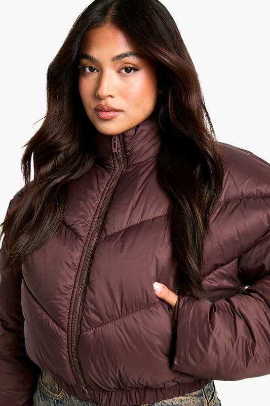 Cropped puffer jacket with funnel neck design
        Quilted pattern for added texture and warmth
        Full-length zip closure for easy wear
        Relaxed fit with dropped shoulders for a trendy silhouette
        Versatile piece suitable for various casual occasions
    
    Embrace the chilly weather in style with this petite steppjacke from Boohoo. The cropped silhouette and funnel neck design offer a contemporary twist on the classic puffer jacket, perfect for the fashion-forward woman who values both comfort and trend. Pair it with high-waisted jeans and chunky trainers for a laid-back weekend look, or throw it over a midi dress and boots for a chic contrast. The relaxed fit and dropped shoulders create a cool, effortless vibe that's ideal for casual outings, from coffee runs to shopping trips. This jacket is a must-have for your autumn/winter wardrobe, providing warmth without compromising on style. Its versatility makes it a go-to piece for family gatherings, outdoor events, or simply running errands in style.