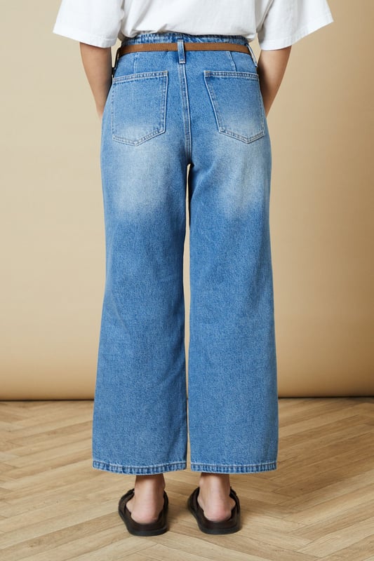 Cropped straight-leg design for a modern silhouette
        Belted waist detail adds a stylish touch
        Front patch pockets for a utilitarian-inspired look
        High-rise fit flatters the waistline
        Versatile wash suitable for various casual outfits
    
    These belted cropped straight jeans from Oasis offer a fresh take on classic denim. The high-rise fit and straight-leg cut create a flattering silhouette, while the cropped length adds a contemporary edge. Perfect for casual daywear, these jeans can be styled effortlessly for various occasions. Pair them with a crisp white shirt and sandals for a relaxed weekend look, or dress them up with a floral blouse and ankle boots for a family gathering. The front patch pockets and belted waist detail give these jeans a utilitarian-inspired charm, making them a versatile addition to your wardrobe. For a trendy double denim ensemble, team them with an oversized denim shirt as seen on the model. These jeans are ideal for those seeking a balance between comfort and style in their everyday attire.