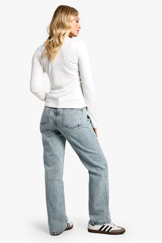 Relaxed boyfriend-style fit for ultimate comfort
        High-waisted design with stretchy over-bump panel
        Classic five-pocket styling
        Versatile light wash denim
        Full-length legs with a straight cut
    
    Embrace laid-back chic with these maternity boyfriend jeans from Boohoo. Perfect for the fashion-forward mum-to-be, these jeans offer a relaxed fit that doesn't compromise on style. The high-waisted design features a stretchy over-bump panel for growing comfort, while the classic five-pocket styling maintains a timeless look. Pair with a fitted white top and trainers for a casual daytime ensemble, or dress them up with a flowing blouse and ankle boots for evening drinks with friends. The versatile light wash denim makes these jeans a wardrobe staple that can effortlessly transition from day to night. Whether you're running errands or meeting for brunch, these jeans provide the perfect blend of comfort and style to accommodate your changing body throughout pregnancy.