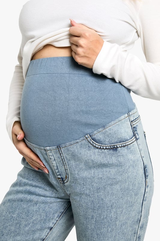 Relaxed boyfriend-style fit for ultimate comfort
        High-waisted design with stretchy over-bump panel
        Classic five-pocket styling
        Versatile light wash denim
        Full-length legs with a straight cut
    
    Embrace laid-back chic with these maternity boyfriend jeans from Boohoo. Perfect for the fashion-forward mum-to-be, these jeans offer a relaxed fit that doesn't compromise on style. The high-waisted design features a stretchy over-bump panel for growing comfort, while the classic five-pocket styling maintains a timeless look. Pair with a fitted white top and trainers for a casual daytime ensemble, or dress them up with a flowing blouse and ankle boots for evening drinks with friends. The versatile light wash denim makes these jeans a wardrobe staple that can effortlessly transition from day to night. Whether you're running errands or meeting for brunch, these jeans provide the perfect blend of comfort and style to accommodate your changing body throughout pregnancy.