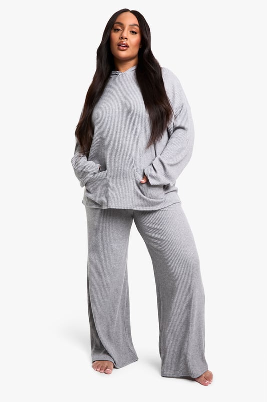 Ribbed texture for added comfort and style
        Oversized hoodie with roomy fit
        Wide-leg trousers for effortless movement
        Convenient front pocket on the hoodie
        Coordinated set for a put-together look
    
    Embrace laid-back luxury with this Plus geripptes Hoodie Loungewear-Set from Boohoo. Perfect for those cosy nights in or lazy weekends, this set combines style and comfort effortlessly. The ribbed texture adds a touch of sophistication to your loungewear, while the oversized hoodie provides ample warmth and coverage. Pair with your favourite fluffy socks and a steaming mug of tea for the ultimate relaxation experience. For a quick dash to the shops, throw on some trendy trainers and a long coat - you'll be ready to face the world without compromising on comfort. This versatile set can even transition to casual outings when styled with statement accessories and a chic crossbody bag. Whether you're binge-watching your favourite series or hosting a low-key gathering with friends, this loungewear set ensures you'll look and feel fabulous.