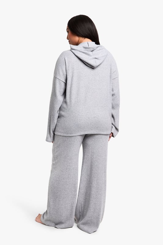 Ribbed texture for added comfort and style
        Oversized hoodie with roomy fit
        Wide-leg trousers for effortless movement
        Convenient front pocket on the hoodie
        Coordinated set for a put-together look
    
    Embrace laid-back luxury with this Plus geripptes Hoodie Loungewear-Set from Boohoo. Perfect for those cosy nights in or lazy weekends, this set combines style and comfort effortlessly. The ribbed texture adds a touch of sophistication to your loungewear, while the oversized hoodie provides ample warmth and coverage. Pair with your favourite fluffy socks and a steaming mug of tea for the ultimate relaxation experience. For a quick dash to the shops, throw on some trendy trainers and a long coat - you'll be ready to face the world without compromising on comfort. This versatile set can even transition to casual outings when styled with statement accessories and a chic crossbody bag. Whether you're binge-watching your favourite series or hosting a low-key gathering with friends, this loungewear set ensures you'll look and feel fabulous.