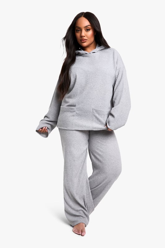 Ribbed texture for added comfort and style
        Oversized hoodie with roomy fit
        Wide-leg trousers for effortless movement
        Convenient front pocket on the hoodie
        Coordinated set for a put-together look
    
    Embrace laid-back luxury with this Plus geripptes Hoodie Loungewear-Set from Boohoo. Perfect for those cosy nights in or lazy weekends, this set combines style and comfort effortlessly. The ribbed texture adds a touch of sophistication to your loungewear, while the oversized hoodie provides ample warmth and coverage. Pair with your favourite fluffy socks and a steaming mug of tea for the ultimate relaxation experience. For a quick dash to the shops, throw on some trendy trainers and a long coat - you'll be ready to face the world without compromising on comfort. This versatile set can even transition to casual outings when styled with statement accessories and a chic crossbody bag. Whether you're binge-watching your favourite series or hosting a low-key gathering with friends, this loungewear set ensures you'll look and feel fabulous.