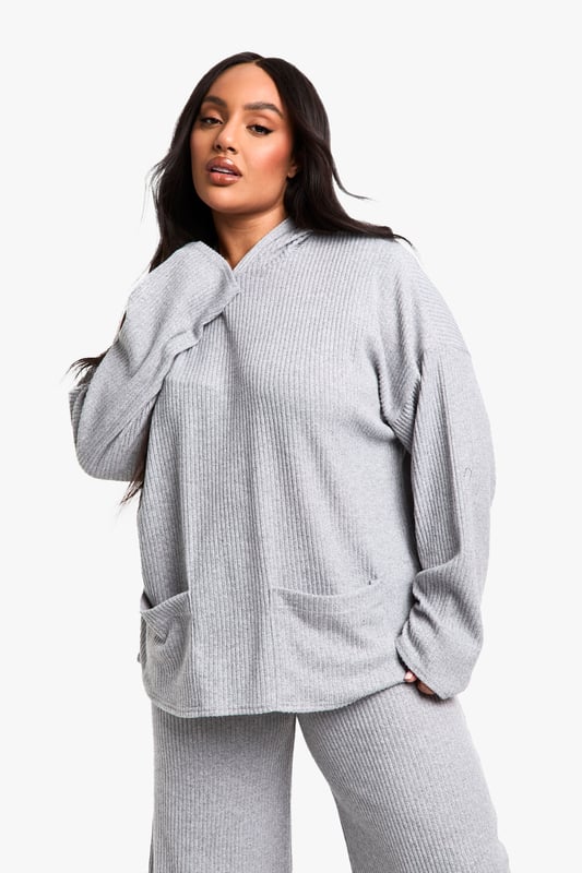 Ribbed texture for added comfort and style
        Oversized hoodie with roomy fit
        Wide-leg trousers for effortless movement
        Convenient front pocket on the hoodie
        Coordinated set for a put-together look
    
    Embrace laid-back luxury with this Plus geripptes Hoodie Loungewear-Set from Boohoo. Perfect for those cosy nights in or lazy weekends, this set combines style and comfort effortlessly. The ribbed texture adds a touch of sophistication to your loungewear, while the oversized hoodie provides ample warmth and coverage. Pair with your favourite fluffy socks and a steaming mug of tea for the ultimate relaxation experience. For a quick dash to the shops, throw on some trendy trainers and a long coat - you'll be ready to face the world without compromising on comfort. This versatile set can even transition to casual outings when styled with statement accessories and a chic crossbody bag. Whether you're binge-watching your favourite series or hosting a low-key gathering with friends, this loungewear set ensures you'll look and feel fabulous.