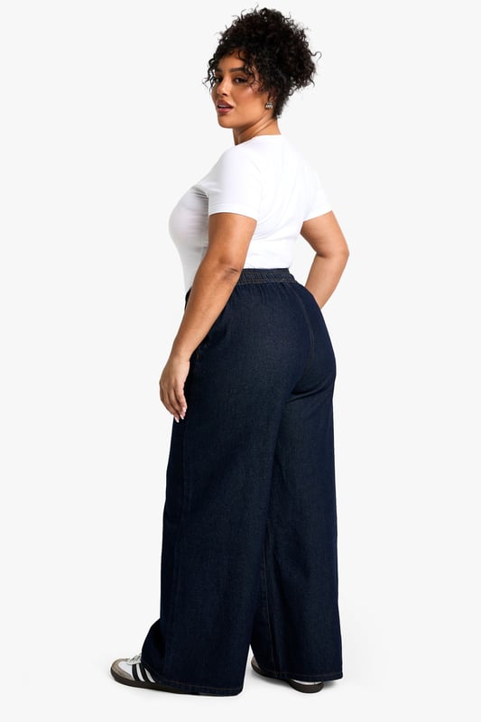 Straight-leg denim jeans with elastic waistband for comfort
        Wide-leg silhouette for a relaxed, on-trend look
        Convenient side pockets for practicality
        Drawstring detail at waist for adjustable fit
        Versatile design suitable for various casual occasions
    
    These plus-size jeans from Boohoo offer a perfect blend of style and comfort for the fashion-forward woman. The straight-leg cut and wide-leg silhouette create a flattering shape that's right on trend. The elastic waistband with drawstring detail ensures a customisable fit, making these jeans ideal for all-day wear. Style them with a crisp white tee and trainers for a laid-back daytime look, or dress them up with a fitted blouse and statement jewellery for casual evening events. The versatile denim fabric makes these jeans a wardrobe staple, easily transitioning from family gatherings to weekend brunches with friends. For a chic autumn ensemble, pair with a trench coat and ankle boots. These jeans embody Boohoo's commitment to inclusive fashion that doesn't compromise on style or comfort.