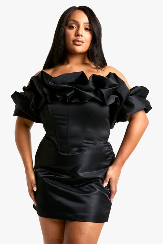 Bardot neckline with dramatic ruffle detailing
        Figure-hugging corset-style bodice
        Short, body-con silhouette
        Off-shoulder design for a sultry look
        Versatile piece suitable for various night-out occasions
    
    Make a statement in this eye-catching Bardot korsett top with ruffles. The off-shoulder design coupled with the voluminous ruffle detailing creates a captivating silhouette that's sure to turn heads. The corset-style bodice hugs your curves in all the right places, whilst the short length adds a flirty touch. Perfect for a night out on the town, this top pairs beautifully with high-waisted trousers or a sleek midi skirt. Add some strappy heels and statement earrings to complete your look. Whether you're headed to a trendy bar or dancing the night away at a club, this versatile piece will ensure you stand out from the crowd. The Boohoo Plus collection brings you the latest trends in sizes 16-24, allowing you to embrace your curves and express your style with confidence.