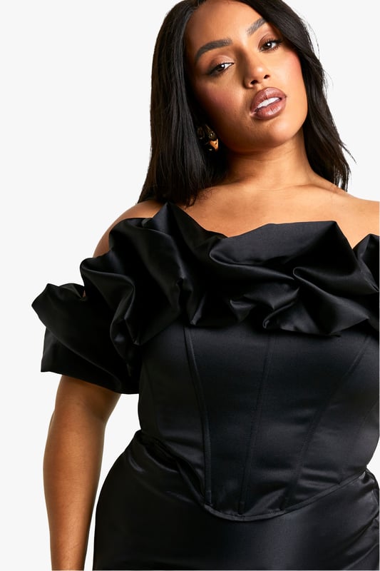 Bardot neckline with dramatic ruffle detailing
        Figure-hugging corset-style bodice
        Short, body-con silhouette
        Off-shoulder design for a sultry look
        Versatile piece suitable for various night-out occasions
    
    Make a statement in this eye-catching Bardot korsett top with ruffles. The off-shoulder design coupled with the voluminous ruffle detailing creates a captivating silhouette that's sure to turn heads. The corset-style bodice hugs your curves in all the right places, whilst the short length adds a flirty touch. Perfect for a night out on the town, this top pairs beautifully with high-waisted trousers or a sleek midi skirt. Add some strappy heels and statement earrings to complete your look. Whether you're headed to a trendy bar or dancing the night away at a club, this versatile piece will ensure you stand out from the crowd. The Boohoo Plus collection brings you the latest trends in sizes 16-24, allowing you to embrace your curves and express your style with confidence.