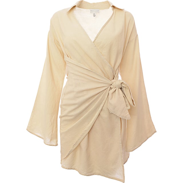 Lining: 100% Cotton, Main: 55% Cotton, Main: 45% Linen. The Pretty Lavish collared wrap mini dress in sand is a versatile piece that exudes a relaxed elegance.