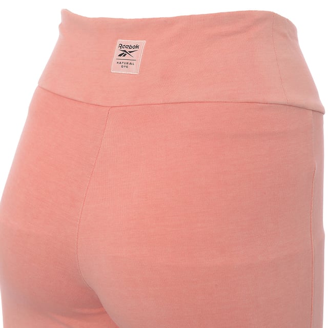 This item is made of 93% cotton and 7% elastane. These Reebok legging shorts feature a high rise, an elasticated waist, the Reebok logo on the hem, and a bodycon fit.