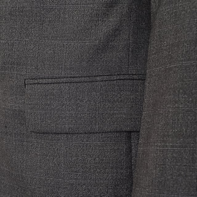 Outer: Virgin Wool 100%, Buffalo Horn 100%

Lining: Cupro 100%, Viscose 100% Highlights
navy blue
virgin wool
notched lapels
long sleeves
split cuffs
two front flap pockets
partial lining
straight hem
front button fastening