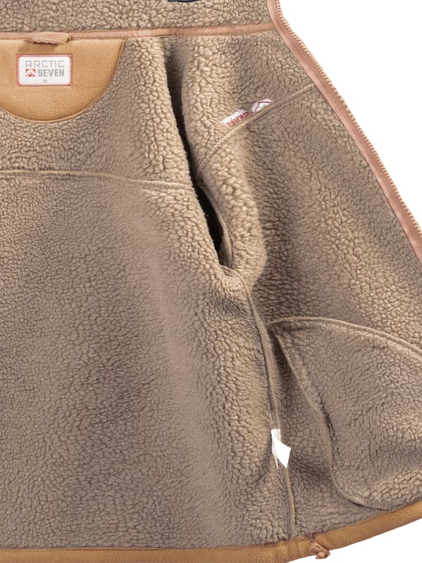 Chaqueta polar para hombre Arctic Seven: cálida y duradera con forro de piel de peluche
Esta cálida chaqueta polar para exteriores de Arctic Seven ofrece la combinación perfecta de comodidad y funcionalidad. Gracias a la tecnología DRY-TEX 3000, te mantiene agradablemente abrigado sin restringir la libertad de movimiento, ideal para los días frescos de otoño, invierno o actividades al aire libre.

Cálido y duradero, perfecto para los días fríos

Totalmente forrado con suave piel de peluche en el interior

El cuello alto y reforzado protege contra el viento y el frío

Bolsillos laterales con cremallera y forro polar para calentar las manos

Cremallera robusta y de longitud completa

Cintura elástica interna para un ajuste perfecto

Letras y logotipo bordado en el pecho, logotipo de alta calidad en la parte superior del brazo

Material:

Tejido exterior: 100% poliéster

Forro: 100% poliéster (piel de peluche)