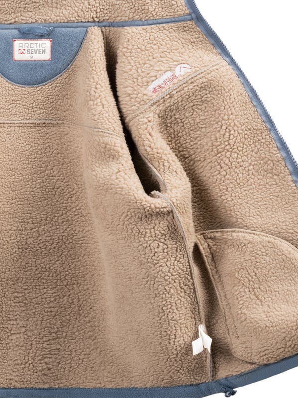Arctic Seven fleecejack voor heren - warm en duurzaam met voering van teddybont
Dit warme outdoor fleecejack van Arctic Seven biedt de perfecte combinatie van comfort en functionaliteit. Dankzij de DRY-TEX 3000-technologie houdt hij je aangenaam warm zonder de bewegingsvrijheid te beperken - ideaal voor koele herfstdagen, winter of buitenactiviteiten.

Warm en duurzaam, perfect voor koude dagen

Volledig gevoerd met zacht teddybont aan de binnenkant

Hoge, versterkte opstaande kraag beschermt tegen wind en kou

Zijzakken met rits & fleece voering voor warme handen

Robuuste ritssluiting over de hele lengte

Elastische tailleband aan de binnenkant voor een perfecte pasvorm

Belettering en logo geborduurd op de borst, hoogwaardig logo op de bovenarm

Materiaal:

Stof buitenkant: 100% polyester

Voering: 100% polyester (teddybont)