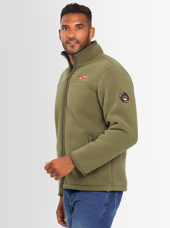 Arctic Seven fleecejack voor heren - warm en duurzaam met voering van teddybont
Dit warme outdoor fleecejack van Arctic Seven biedt de perfecte combinatie van comfort en functionaliteit. Dankzij de DRY-TEX 3000-technologie houdt hij je aangenaam warm zonder de bewegingsvrijheid te beperken - ideaal voor koele herfstdagen, winter of buitenactiviteiten.

Warm en duurzaam, perfect voor koude dagen

Volledig gevoerd met zacht teddybont aan de binnenkant

Hoge, versterkte opstaande kraag beschermt tegen wind en kou

Zijzakken met rits & fleece voering voor warme handen

Robuuste ritssluiting over de hele lengte

Elastische tailleband aan de binnenkant voor een perfecte pasvorm

Belettering en logo geborduurd op de borst, hoogwaardig logo op de bovenarm

Materiaal:

Stof buitenkant: 100% polyester

Voering: 100% polyester (teddybont)