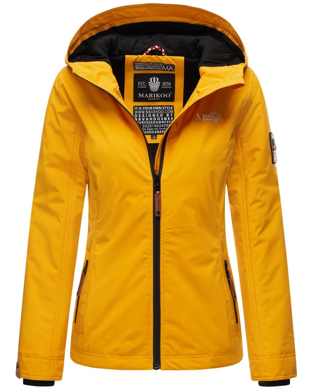 Marikoo Damen Übergangsjacke – Leichte, windabweisende Jacke mit Kapuze & hohem Kragen
Die Marikoo Übergangsjacke B862 kombiniert stilvolles Design mit Funktion – ideal für Frühjahr & Herbst. Das leichte Futter, der hoch schließende Kragen mit Kinnschutz und die Kapuze bieten Schutz vor Wind. Liebevolle Details und taillierter Schnitt sorgen für eine feminine Silhouette.

✔ Windabweisend & leicht gefüttert
✔ Kapuze & hoher Kragen mit Kinnschutz
✔ Zwei Reißverschlusstaschen & Innentasche
✔ Rippbündchen & Kunstleder-Zipper

Material:
Obermaterial: 100% Polyester
Futter & Wattierung: 100% Polyester