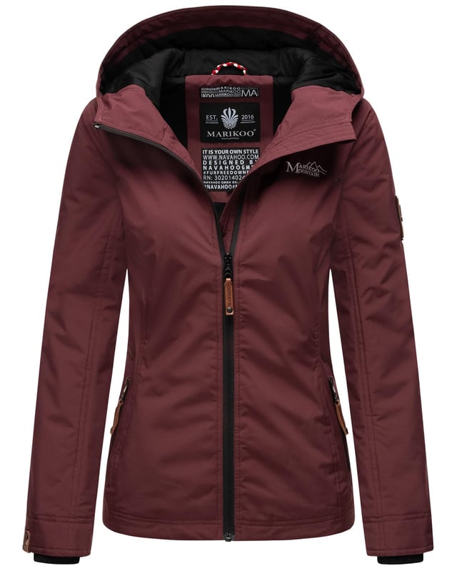 Marikoo Damen Übergangsjacke – Leichte, windabweisende Jacke mit Kapuze & hohem Kragen
Die Marikoo Übergangsjacke B862 kombiniert stilvolles Design mit Funktion – ideal für Frühjahr & Herbst. Das leichte Futter, der hoch schließende Kragen mit Kinnschutz und die Kapuze bieten Schutz vor Wind. Liebevolle Details und taillierter Schnitt sorgen für eine feminine Silhouette.

✔ Windabweisend & leicht gefüttert
✔ Kapuze & hoher Kragen mit Kinnschutz
✔ Zwei Reißverschlusstaschen & Innentasche
✔ Rippbündchen & Kunstleder-Zipper

Material:
Obermaterial: 100% Polyester
Futter & Wattierung: 100% Polyester