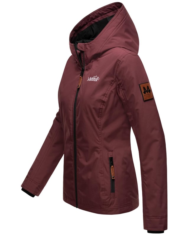 Marikoo Damen Übergangsjacke – Leichte, windabweisende Jacke mit Kapuze & hohem Kragen
Die Marikoo Übergangsjacke B862 kombiniert stilvolles Design mit Funktion – ideal für Frühjahr & Herbst. Das leichte Futter, der hoch schließende Kragen mit Kinnschutz und die Kapuze bieten Schutz vor Wind. Liebevolle Details und taillierter Schnitt sorgen für eine feminine Silhouette.

✔ Windabweisend & leicht gefüttert
✔ Kapuze & hoher Kragen mit Kinnschutz
✔ Zwei Reißverschlusstaschen & Innentasche
✔ Rippbündchen & Kunstleder-Zipper

Material:
Obermaterial: 100% Polyester
Futter & Wattierung: 100% Polyester