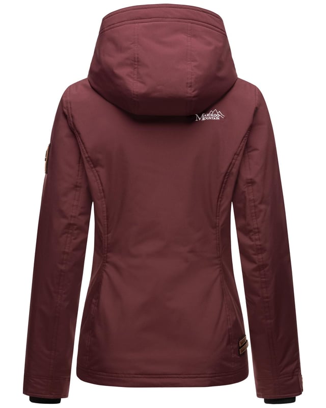 Marikoo Damen Übergangsjacke – Leichte, windabweisende Jacke mit Kapuze & hohem Kragen
Die Marikoo Übergangsjacke B862 kombiniert stilvolles Design mit Funktion – ideal für Frühjahr & Herbst. Das leichte Futter, der hoch schließende Kragen mit Kinnschutz und die Kapuze bieten Schutz vor Wind. Liebevolle Details und taillierter Schnitt sorgen für eine feminine Silhouette.

✔ Windabweisend & leicht gefüttert
✔ Kapuze & hoher Kragen mit Kinnschutz
✔ Zwei Reißverschlusstaschen & Innentasche
✔ Rippbündchen & Kunstleder-Zipper

Material:
Obermaterial: 100% Polyester
Futter & Wattierung: 100% Polyester
