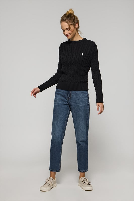 Unser Zopfpullover aus Baumwolle für Damen besticht durch sein Design. Das Zopfmuster verleiht ihm eine raffinierte und einzigartige Textur. Die gerippten Details an Kragen, Ärmeln und Taille sorgen für einen perfekten Sitz und eine feine Passform. Das dezente marineblaue Nahtband am Kragen mit eingraviertem Polo Club Logo unterstreichen die Eleganz dieses Pullovers. Ikonische Stickerei unseres Rigby Go Logos in Kontrastfarbe auf der Brust. Ideal für den Alltag oder um einem Casual Look einen Hauch von Eleganz zu verleihen.