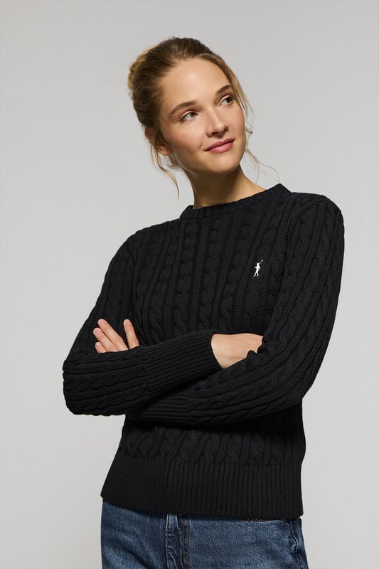 Unser Zopfpullover aus Baumwolle für Damen besticht durch sein Design. Das Zopfmuster verleiht ihm eine raffinierte und einzigartige Textur. Die gerippten Details an Kragen, Ärmeln und Taille sorgen für einen perfekten Sitz und eine feine Passform. Das dezente marineblaue Nahtband am Kragen mit eingraviertem Polo Club Logo unterstreichen die Eleganz dieses Pullovers. Ikonische Stickerei unseres Rigby Go Logos in Kontrastfarbe auf der Brust. Ideal für den Alltag oder um einem Casual Look einen Hauch von Eleganz zu verleihen.