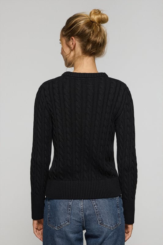 Unser Zopfpullover aus Baumwolle für Damen besticht durch sein Design. Das Zopfmuster verleiht ihm eine raffinierte und einzigartige Textur. Die gerippten Details an Kragen, Ärmeln und Taille sorgen für einen perfekten Sitz und eine feine Passform. Das dezente marineblaue Nahtband am Kragen mit eingraviertem Polo Club Logo unterstreichen die Eleganz dieses Pullovers. Ikonische Stickerei unseres Rigby Go Logos in Kontrastfarbe auf der Brust. Ideal für den Alltag oder um einem Casual Look einen Hauch von Eleganz zu verleihen.