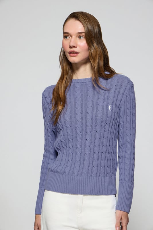 Unser Zopfstrickpullover aus Baumwolle für Damen besticht durch sein Design. Sein einzigartiges Flechtmuster verleiht ihm Struktur und Raffinesse, während gerippte Details an Kragen, Ärmeln und Saum für eine bequeme Passform und ein ausgefeiltes Finish sorgen. Das marineblaue Nahtband am Kragen mit Polo Club Logo unterstreicht die Eleganz dieses Modells. Das emblematische Rigby Go Logo in Kontrastfarbe auf der Brust unterstreicht seine einzigartige Optik. Ideal für den Alltag oder um einem Casual Look einen Hauch von Eleganz zu verleihen.